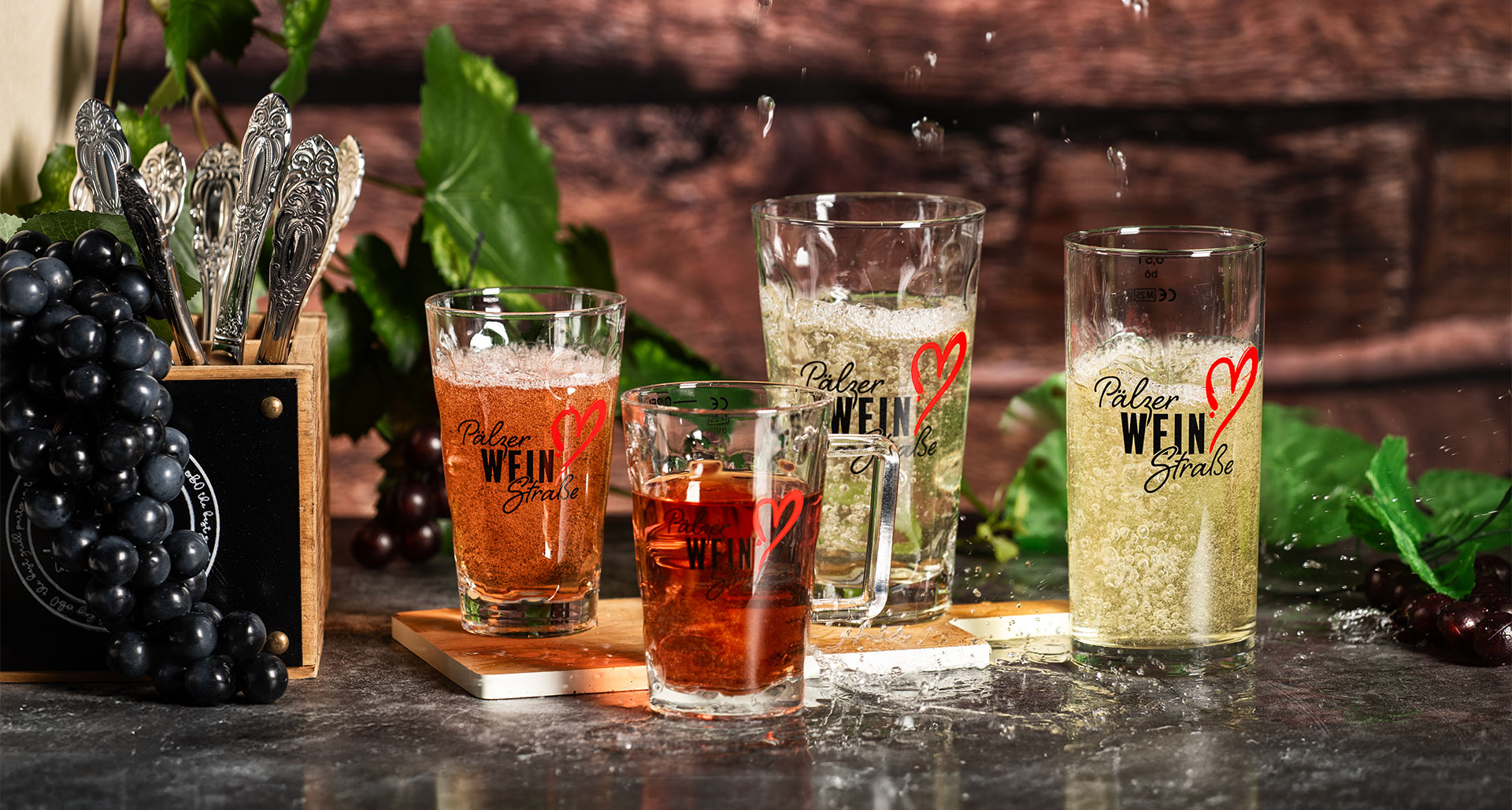 Weinstange 0,5 l, Dubbeglas 0,5 l und 0,25 l, Dubbeglastässel 0,25 l jeweils mit Dekor Pälzer Weinstraße mit Herz
